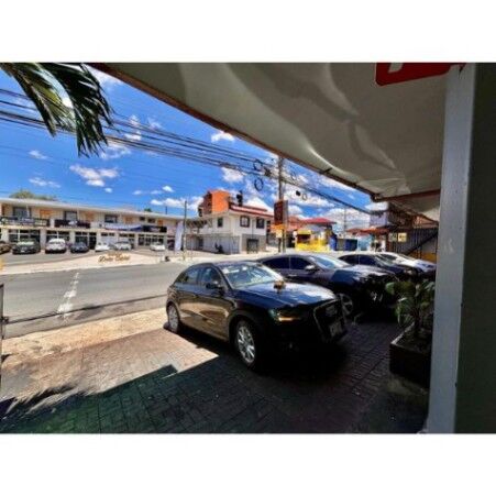 VENTA DE EDIFICIO CON SEIS LOCALES COMERCIALES Y UN APARTAMENTO, HEREDIA CENTRO en Heredia — $850,000