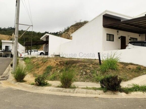 Lote esquinero en venta-Puerto España -Agua Caliente en Aguacaliente, Cartago — ₡ 37 000 000