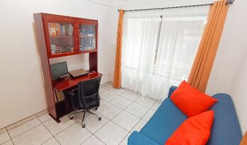 "Oasis Urbano: Casa de Lujo con Amplio Jardín y Apartamento Independiente" en Ipís, Goicoechea, San José — 159 000 000 ₡ - Foto 5 de 16