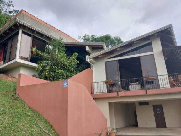 Se vende espaciosa casa con amplio lote en Ciudad Colón 25-1330 en Colón, Mora, San José — ₡ 375 000