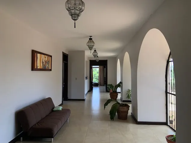 Grande casa moderna con diseños coloniales en Atenas, Alajuela — $625,000 - Foto 2 de 32