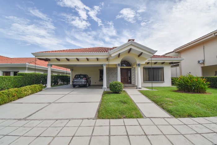 Casa de una Planta de 4 Habitaciones en Valle del Sol in Pozos, Santa Ana, San José — $629,000