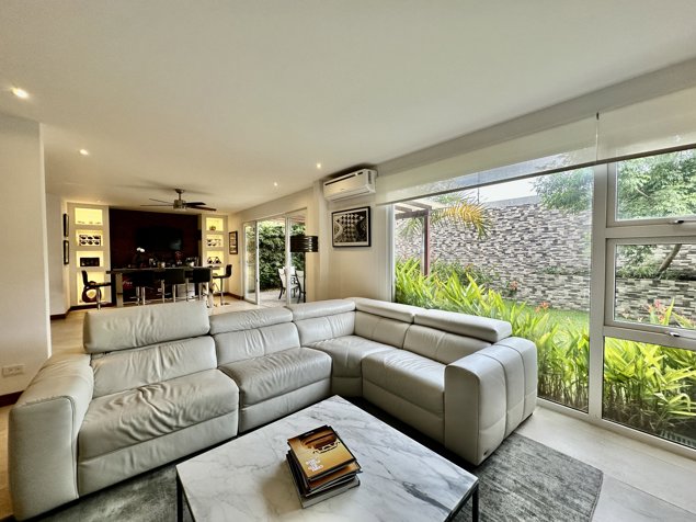 Venta lujosa, moderna y amplia casa, Guachipelín, Escazú (FAU) en San Rafael, Escazú, San José — $495,000 - Foto 2 de 19