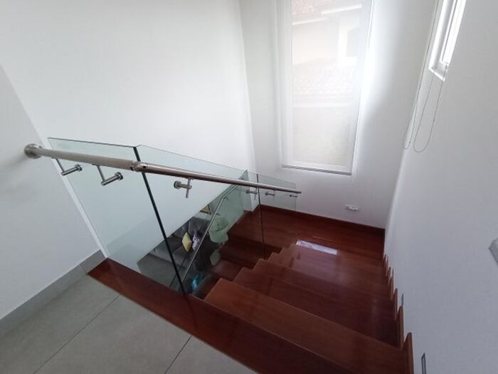 SE VENDE CASA EN LOMAS DEL ZURQUÍ en San Isidro, Heredia — $719,000
