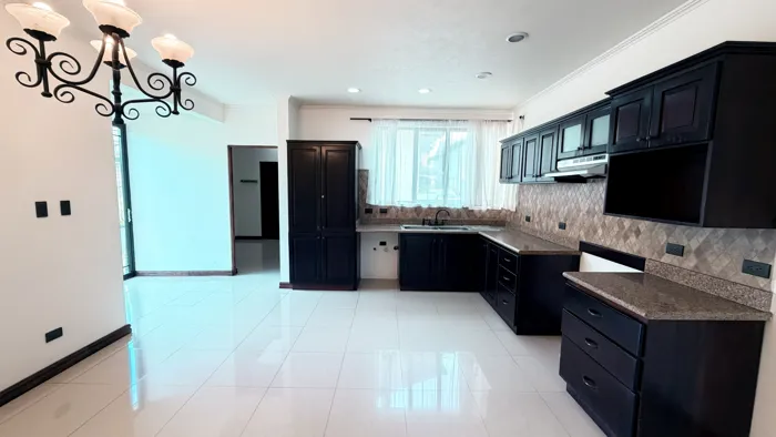 Venta casa elegante de 1 planta con gran jardín, Santo Domingo. (FE) in Santo Tomás, Santo Domingo, Heredia — $520,000 - Photo 3 of 21