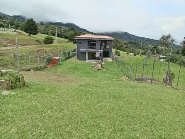 LINDA CASA EN SAN RAFAEL DE HEREDIA en San Rafael, Heredia — $430,000