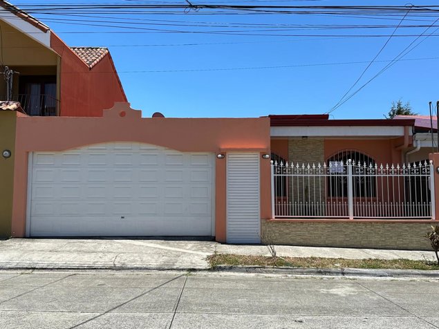 Venta - Casa Los Cedros - Santo Domingo de Heredia in Pará, Santo Domingo, Heredia — ₡ 132 000 000