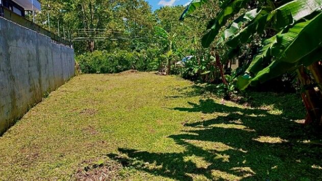 Terreno con Casa y 2 Apartamentos  26-1521. en San Isidro, Heredia — $800,000