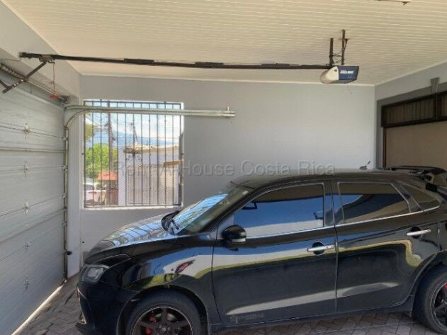 Casa en venta en Bello Horizonte de Escazú con jardín y excelente seguridad #26-2166 GS en San Antonio, Escazú, San José — $250,000