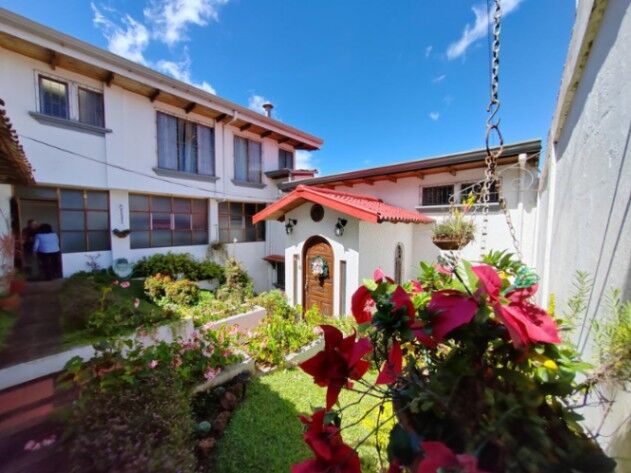 Casa en Venta Múltiples niveles y áreas verdes in Sabanilla, Montes De Oca, San José — $358,000