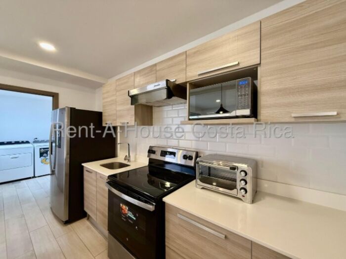 Se alquila espaciosa casa en San Antonio Escazú 26-1474 in San Antonio, Escazú, San José — $1,700