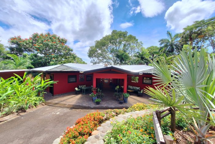 Propiedad con 2 habitaciones y casa de invitados en Atenas en Santa Eulalia, Atenas, Alajuela — $648,000