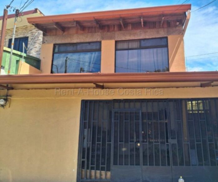 Venta casa 3 habitaciones con patio amplio y doble acceso #26-1529 GS en Alajuela — $190,000