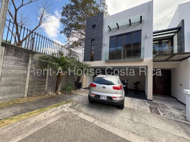 Casa moderna de tres niveles con 5 habitaciones y área social con deck #26-1463 GS en Pozos, Santa Ana, San José — $3,500