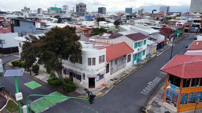 VENTA EDIFICIO DE 14 HABITACIONES Y RESTAURANTE, BARRIO LUJAN en Catedral, San José — $1,375,000