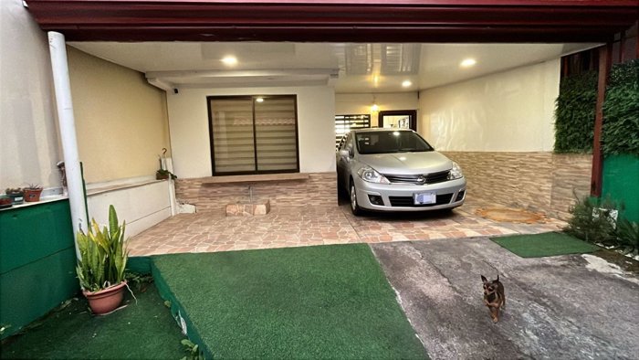 Venta de amplia casa en Desamparados in Carmen, San José — ₡ 72 000 000