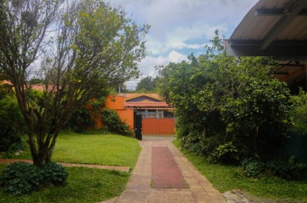 Se vende casa en San Rafael Heredia 25-1604 en Ángeles, San Rafael, Heredia — $439,000