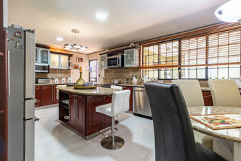 SE VENDE CASA LAURELES ESCAZU  ECLECTICA Y MODERNA en San Rafael, Escazú, San José — $1,100,000 - Foto 3 de 48