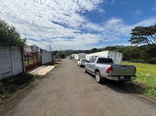 Lote ubicado cerca de la ciudad en una comunidad prometedora - Photo 2 of 3