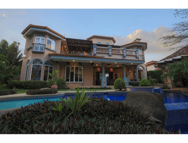 Venta de casa en residencial Parque Valle del Sol  Lindora Santa Ana in Santa Ana, San José — $10,000 - Photo 2 of 38