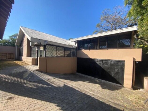 Venta de Casa con Uso de Suelo Mixto en Santa Ana, San José. RAH 25-1626 in Santa Ana, San José — $350,000