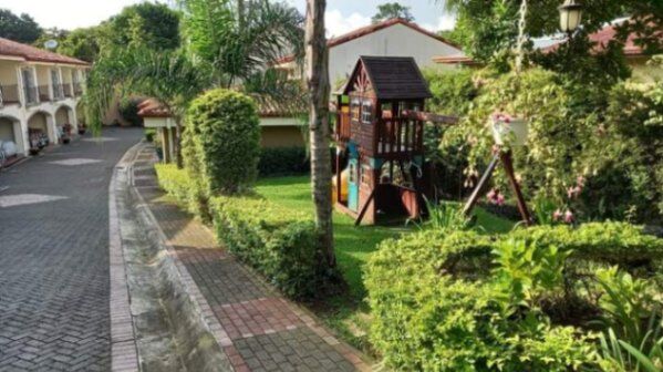 BELLÍSIMA RESIDENCIA EN ESCAZÚ.  in San Rafael, Escazú, San José — $385,000