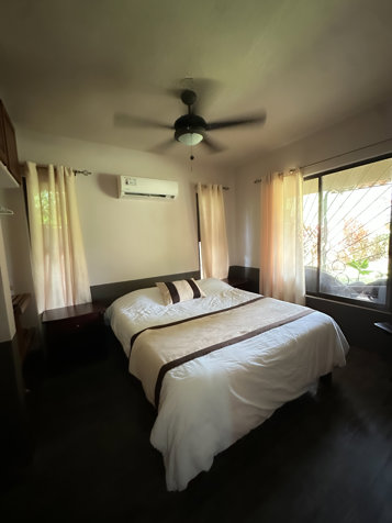 Residencia de ensueño: 1 casa, 5 apts, piscina ,2 ranchos y 2 parqueos en Jacó, Garabito, Puntarenas — $900,000