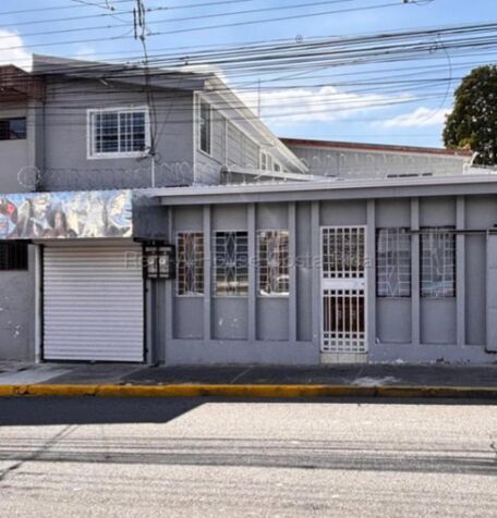 VENTA DE PROPIEDAD CON 2 APARTAMENTOS, 1 CASA Y 1 LOCAL CERCA DEL HOPITAL DE HEREDIA. in Heredia — ₡ 150 000 000