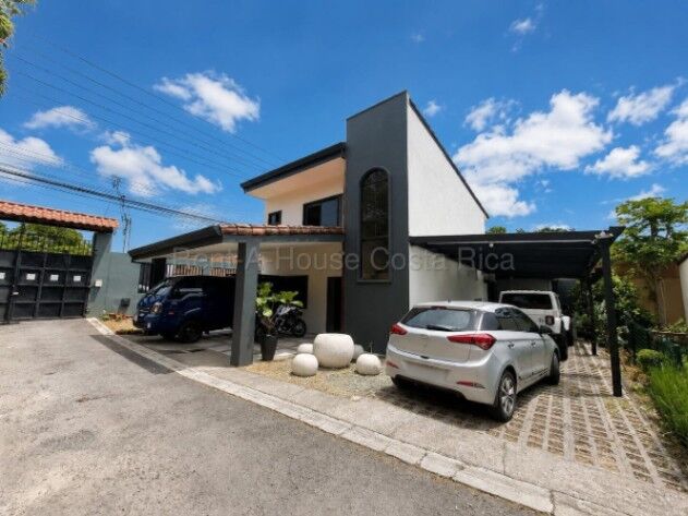 Venta de casa amplia con 4 parqueos, terraza y bodega #26-2264 GS en Brasil, Santa Ana, San José — $260,000