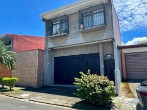 Venta de Hermosa Casa en La Uruca, San José / OFC in Uruca, Santa Ana, San José — $190,000