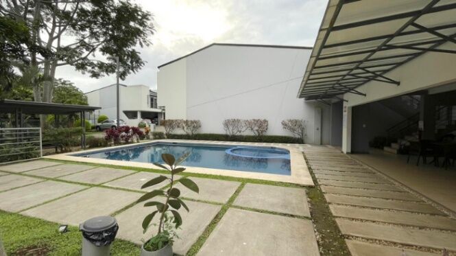 Se alquila espaciosa casa en condominio de Brasil Santa Ana 26-584 in Brasil, Santa Ana, San José — $1,500