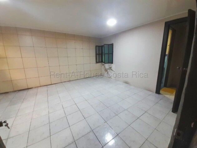 Amplia casa de 1 nivel con 4 habitaciones, patio techado y parqueo para 2 vehículos #26-1694 GS en Guadalupe, Goicoechea, San José — $170,000