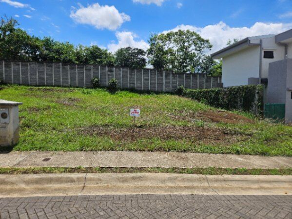 Lote en Condominio Santa Emilia en San Isidro, Alajuela — $110,000
