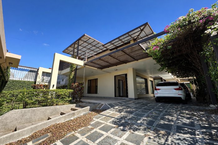 Casa Independiente en Tres Rios en Tres Ríos, La Unión, Cartago — $1,000,000