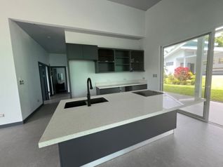 Casa moderna nueva con piscina cerca de la playa | Bajamar, Pacífico Central en Tárcoles, Garabito, Puntarenas — $290,000 - Foto 4 de 35