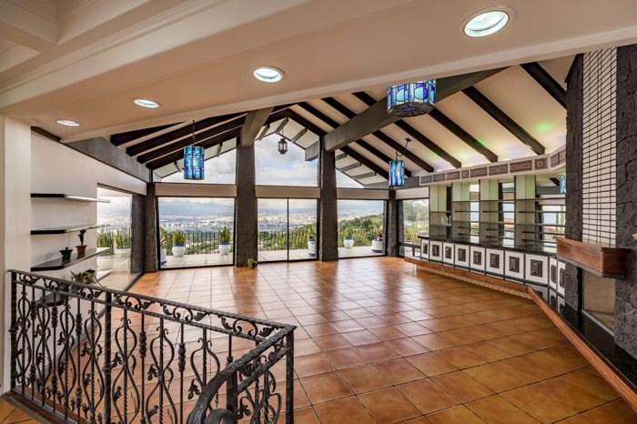 Venta de Majestuosa y Amplia Casas en Escazú / Mls. 26-711 OFC JB in San Antonio, Escazú, San José — $1,495,000 - Photo 3 of 6