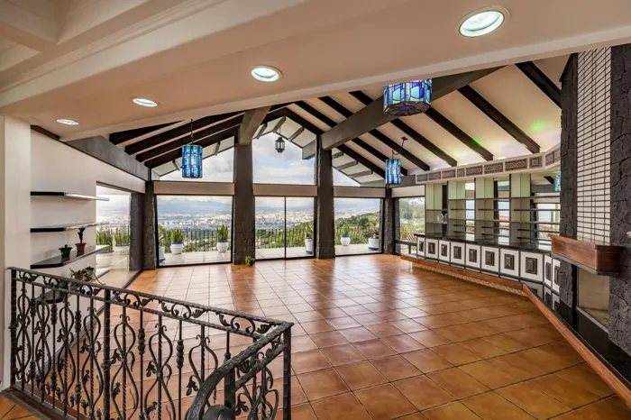 Venta de Majestuosa y Amplia Casas en Escazú / Mls. 26-711 OFC JB en San Antonio, Escazú, San José — $1,495,000 - Foto 3 de 6