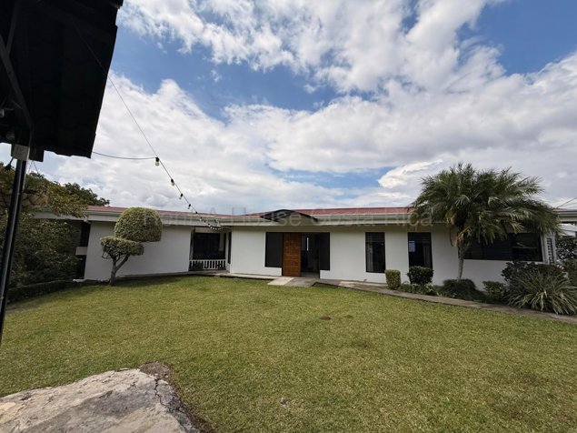 Alquiler de casa de 5 dormitorios con vistas a las montañas y miniapartamento #27-600 GS in San Antonio, Escazú, San José — $4,500