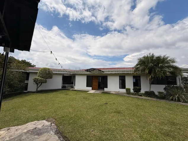 Alquiler de casa de 5 dormitorios con vistas a las montañas y miniapartamento #27-600 GS en San Antonio, Escazú, San José — $4,500
