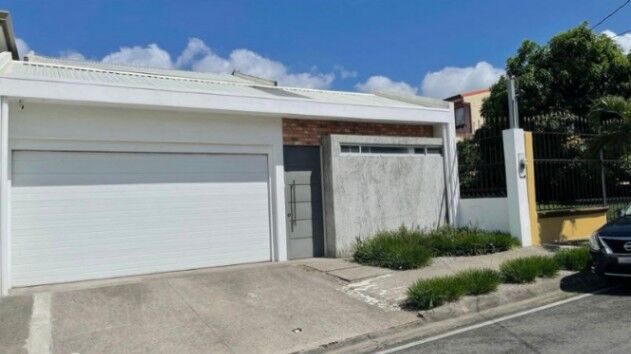 Se vende moderna casa con patio en San Rafael Escazú 26-97 in San Rafael, Escazú, San José — $389,000