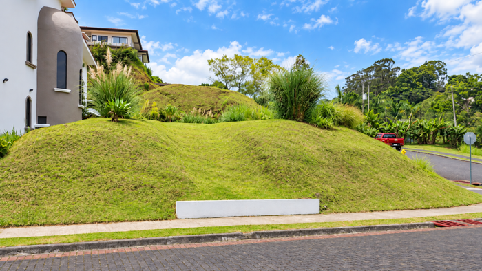 Lot For Sale In Majestuosos Prados Condominium, Goicoechea in Mata de Plátano, Goicoechea, San José — ₡ 65 900 000 - Photo 3 of 10