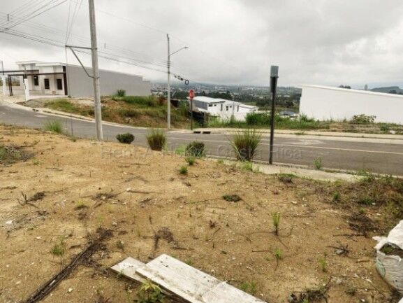 Venta de lote esquinero -Condominio Puerto España-Aguacaliente,Cartago en Aguacaliente, Cartago — ₡ 35 000 000