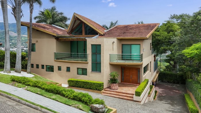 Venta de lujosa casa en Santa Ana en Pozos, Santa Ana, San José — $1,800,000