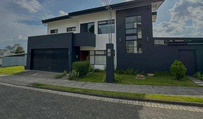 CASA CON PISCINA PRIVADA EN SABANILLA. en Sabanilla, Montes De Oca, San José — $425,000