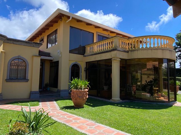 Venta casa, San Rafael de Heredia.   3 cuartos, 2 ½  baños 14 parqueos in San Rafael, Heredia — $585,000
