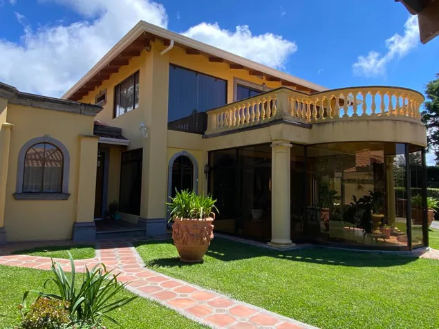 Venta casa, San Rafael de Heredia.   3 cuartos, 2 ½  baños 14 parqueos en San Rafael, Heredia — $585,000