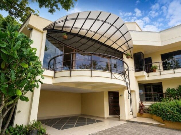 Se vende casa en Escazú Centro 27-141 en Escazú, San José — $550,000