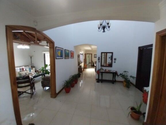 Se vende espaciosa casa con lote de 2.042m2 en Salitral Santa Ana 23-1553 en Salitral, Santa Ana, San José — $855,000