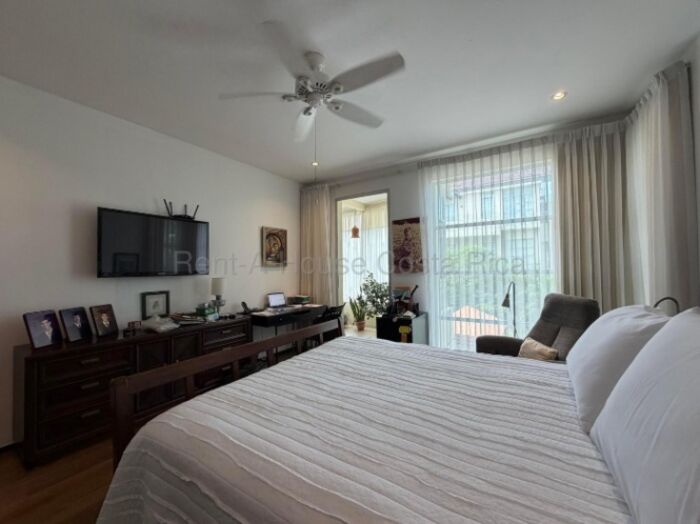 Exclusivo apartamento en venta en Santa Ana con amplios espacios y privacidad #26-2122 GS en Piedades, Santa Ana, San José — $335,000
