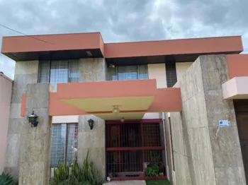 ¡Espaciosa Casa para Familias o Negocios, con Comodidad en Cada Rincón!